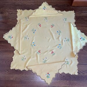 Vintage gold floral embroidered small tablecloth with 4 napkins